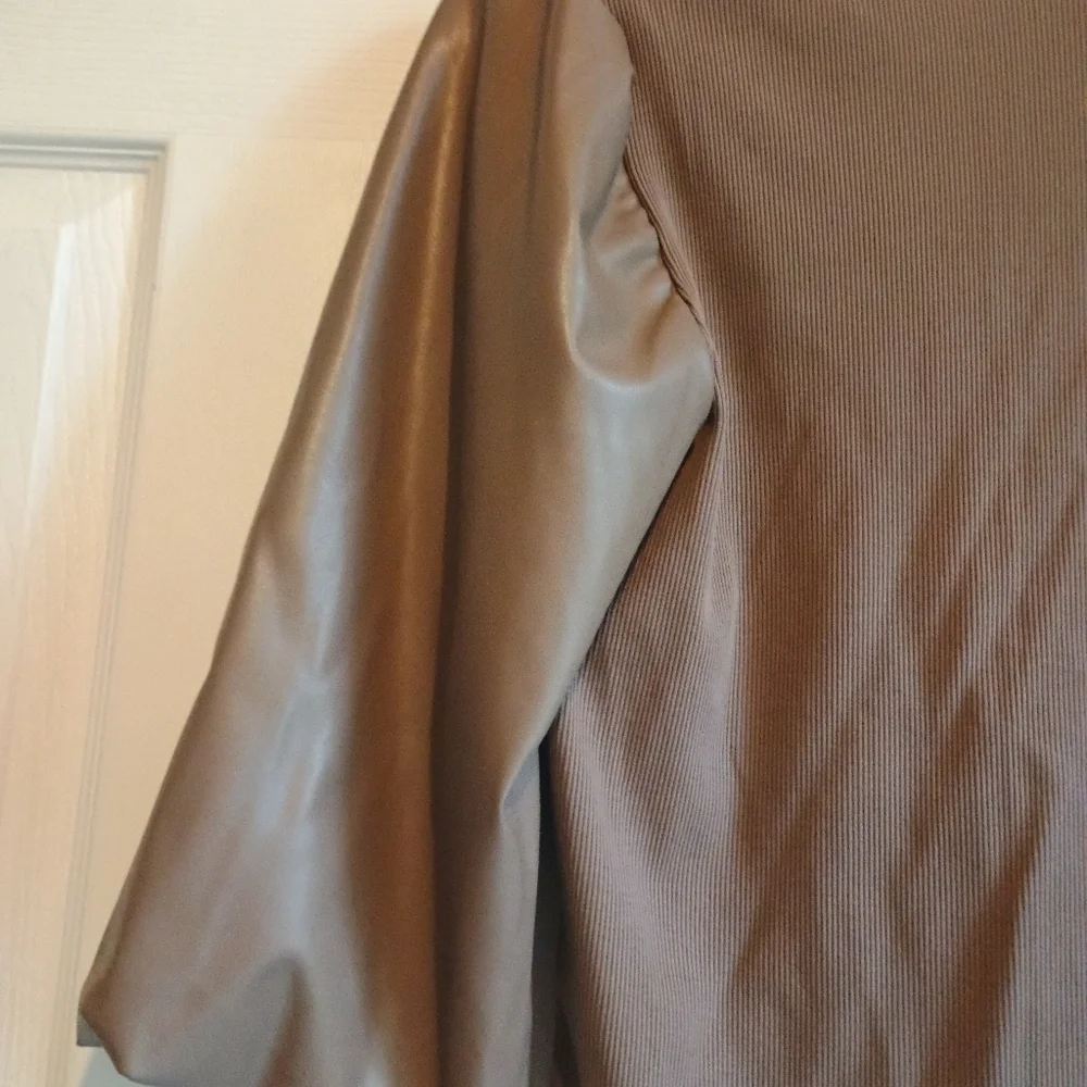 Chico's Women's Brown Mixed Media Blouse Size 0 (US Small) - Faux Leather Sleeve - Picture 10 of 13